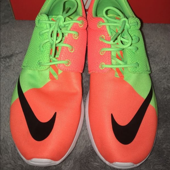 Nike Roshe Run women’s 8/youth size 6 - Picture 2 of 5